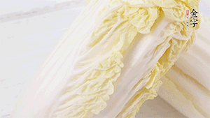 娃娃菜洗凈，對半切。