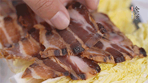 依次擺放娃娃菜和醬肉。