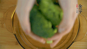 西蘭花洗凈，切成小塊汆燙，切碎。