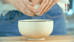 雞蛋液打散，可以加點鹽和黃酒，邊煎邊用筷子攪拌。