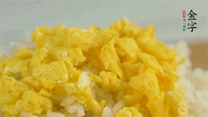 將雞蛋碎、西蘭花碎和放涼的米飯混合，用少許鹽、橄欖油調味。