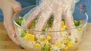 將飯團用手搓捏成圓球狀。