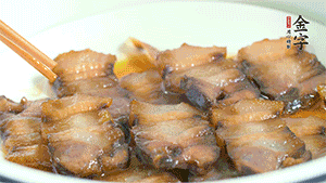 鋪上一片醬肉，撒點芝麻即可。