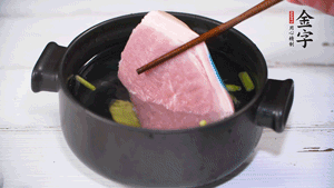 整塊豬肉，加蔥、姜片、料酒焯水。
