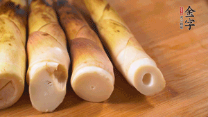 春筍剝去外殼，切成滾刀塊。