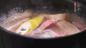火肉、豬肉加料酒、清水大火煮開后，加入春筍小火慢燉40分鐘，出鍋前撒蔥花即可。