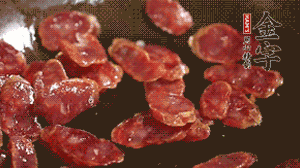 鍋中油7成熱時(shí)，，先放香腸煸香，再放荷蘭豆、小玉米均勻翻炒。（可淋點(diǎn)料酒或清水讓香腸口感軟一些）