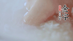 砂鍋內壁涂抹一層食用油，將洗凈后的大米放入，米與水比例為1：1.5。