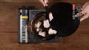 將鮮肉、咸肉、姜片、蔥結放到湯鍋中，加黃酒及足量清水。