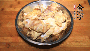 筍干冷水泡發(fā)至軟，切成小段，生姜切成片備用。