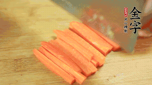 洋蔥、青椒、胡蘿卜切成粒備用。