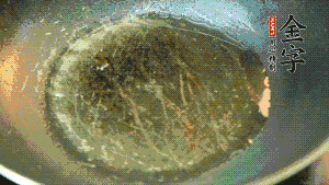 熱油起鍋，依次放入胡蘿卜粒、青椒粒、洋蔥粒煸炒均勻。