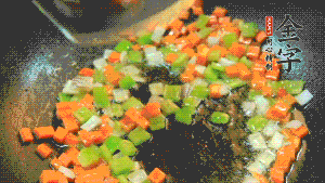 以耗油、料酒調味，加適量清水燜煮。