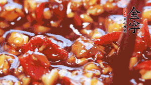 加入蒜末后攪拌均勻，讓每一種味道更加融合。(這個(gè)醬汁是不是看起來很誘人啊^_^)