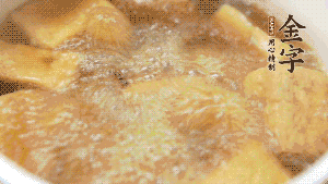 另起一個湯鍋，倒入適量清水，加入炸好的豆腐塊。待水沸騰后，加入臘肉，用生抽、料酒、火腿高湯調味。燉煮至臘肉熟透，加辣椒圈增加點辣味。（調料可以根據個人口味適當調整，火腿高湯能夠讓湯汁更加層次豐富。）