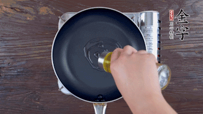 魚頭對開，洗凈瀝干。鍋中加油，把魚頭兩面煎至金黃色，期間加蔥姜，每面約需時2-3分鐘。