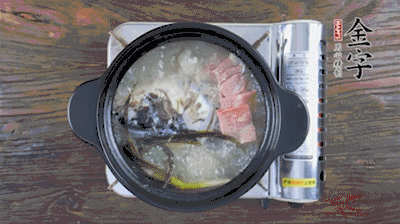 放豆腐、海鮮菇繼續中小火煮5分鐘。