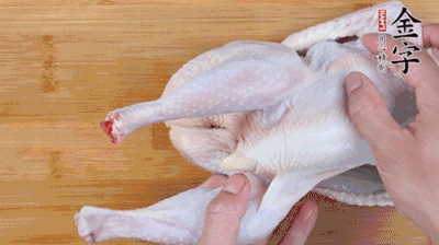 菌菇分別冷水泡發。雞處理干凈后剁成小塊，放水中浸泡半小時去血水。