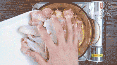 加料酒、蔥姜焯水2分鐘，清洗備用。