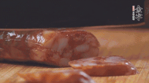 金字麻辣香腸切片，小青菜焯熟備用。