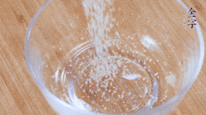 制作醬汁：1湯匙蠔油、1湯匙涼開水、2湯匙生抽、1/2湯匙白砂糖、少許辣椒圈。