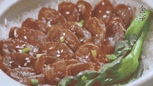 燜好后放入小青菜，均勻淋上醬汁，撒上蔥花或芝麻即可。