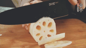 蔬菜清洗干凈切片。