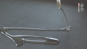 鍋中加少許油，爆香蔥姜蒜、香料 ，喜歡麻的也可以加點(diǎn)花椒！接著放入郫縣豆瓣醬煸炒出紅油。