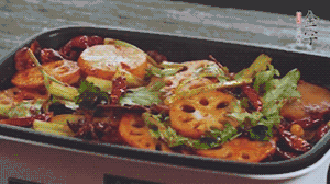 加入金字麻辣香腸，翻炒5分鐘左右。再加入之前準(zhǔn)備好的蔬菜，翻炒均勻，最后放入蝦。