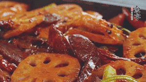 撒上芝麻和蔥，一道鮮香熱辣的麻辣香腸香鍋就做好了！