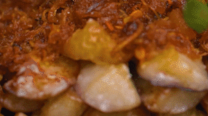 把茄子一條一條的擺好放在盤(pán)子上，上鍋蒸制3到4分鐘，出鍋后撒上蔥花。