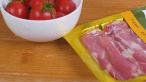 洋蔥、土豆切丁塊，火腿切小片，小番茄對(duì)半切開(kāi)。