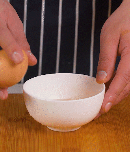 起鍋熱油，蛋液煎成雞蛋碎。金字淡咸肉切成絲。