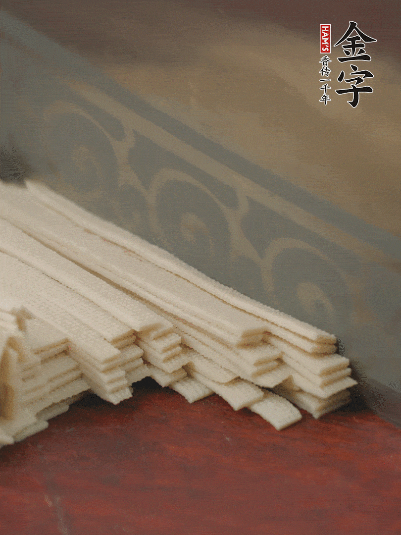 燉火腿期間，千張切細絲，白蘿卜去皮切細絲，蒜葉切細丁。