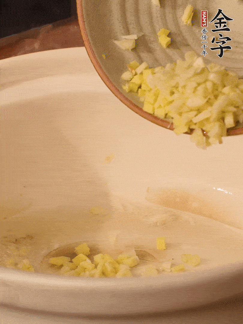 熱油下鍋，姜爆香。下冬瓜略微翻炒。