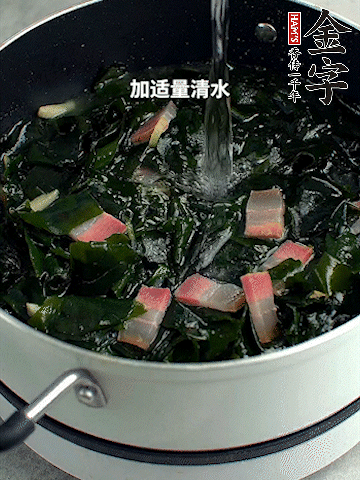 放入泡發(fā)好的裙帶菜翻炒一下，加適量清水燉煮。