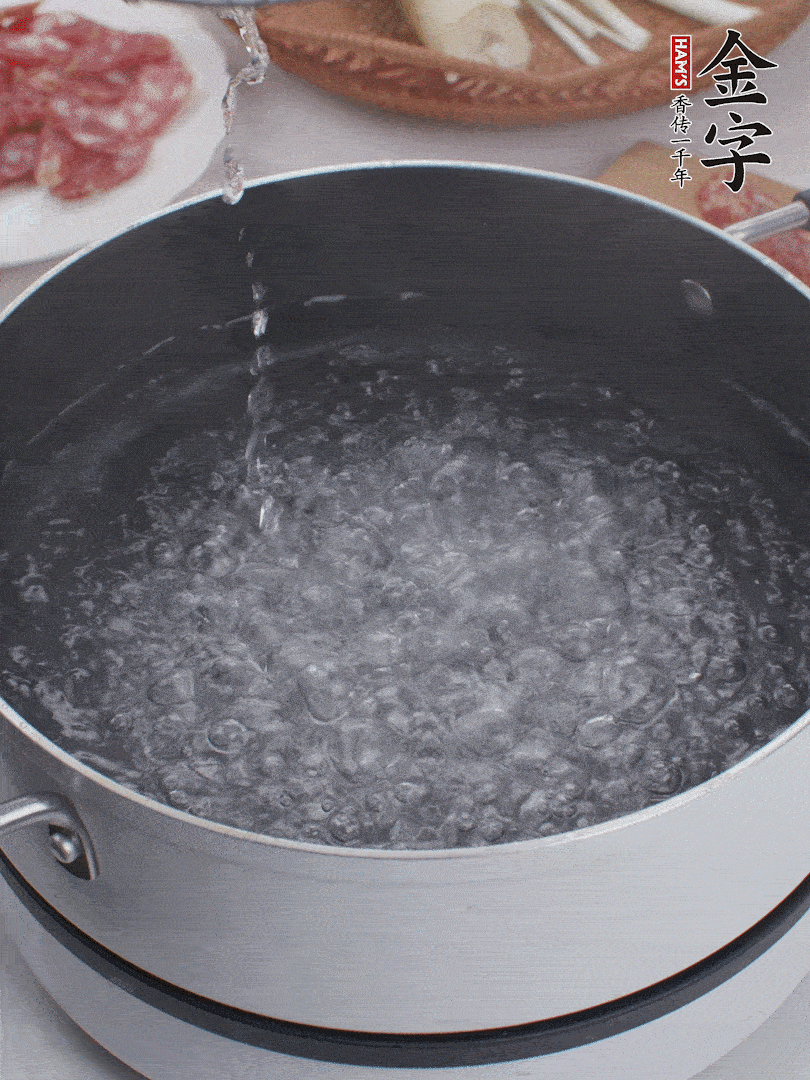 春筍去殼切片，焯水3分鐘。