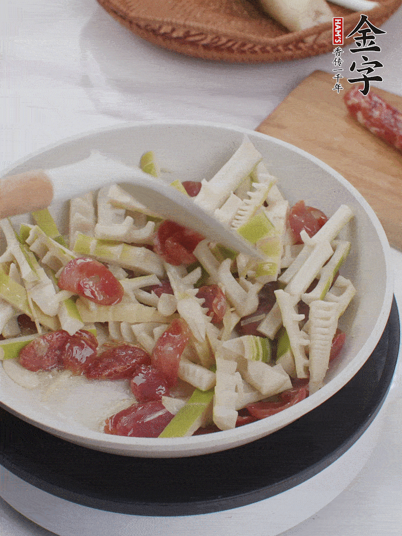 下春筍翻炒均勻，一小撮鹽調味。