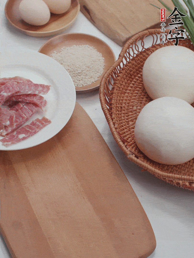 金字培根火腿切小片；饅頭、洋蔥切??；香蔥切丁。