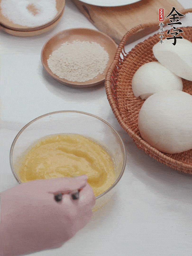 2個雞蛋加入1小勺鹽、1/2小勺胡椒粉打散。