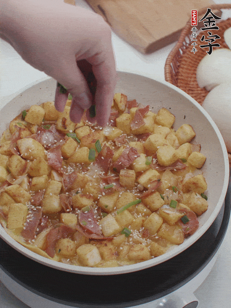 淋入剩余蛋液，蛋液凝固，撒上蔥綠和熟芝麻。