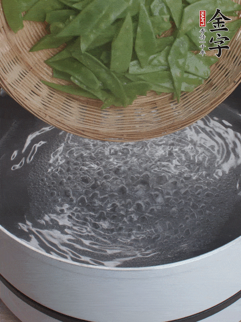 甜豆莢撕掉老筋，斜切兩半，焯水1分鐘。