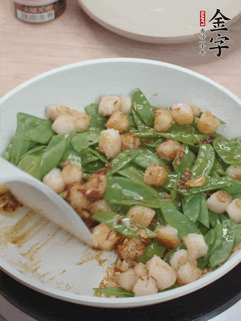 下甜豆莢、鮮貝輕輕翻炒均勻。