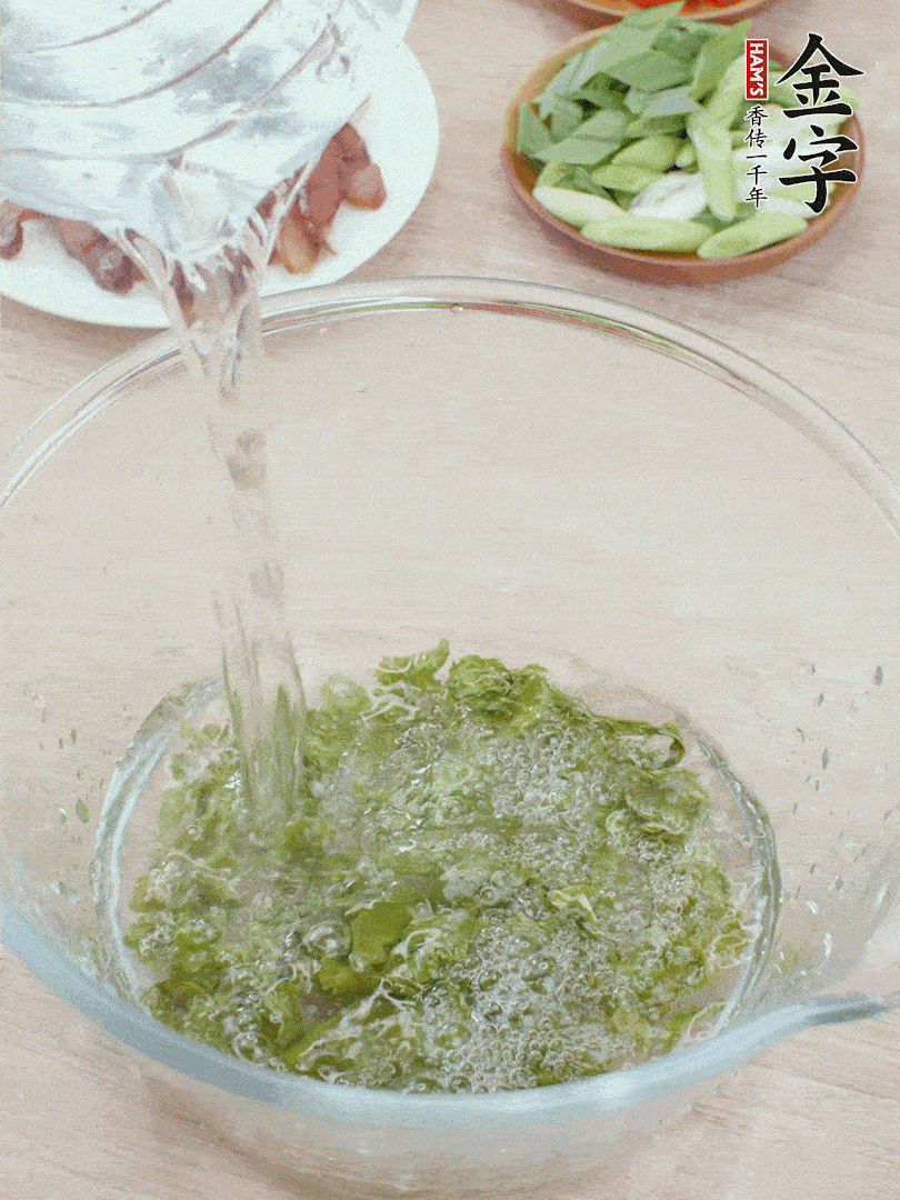 萵筍干溫水泡2小時(shí)，青紅辣椒切圈，姜切片，青蒜斜切段。