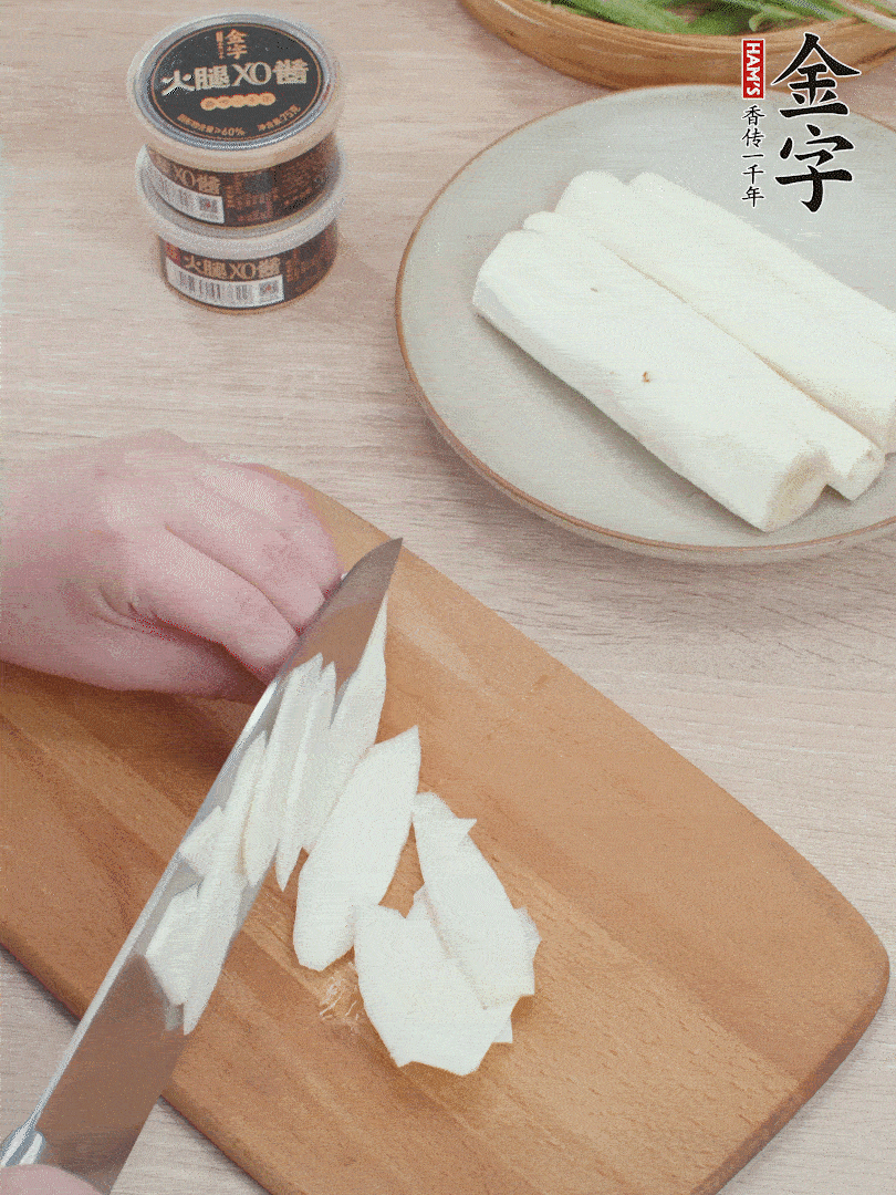 鐵棍山藥去皮，斜刀切片。