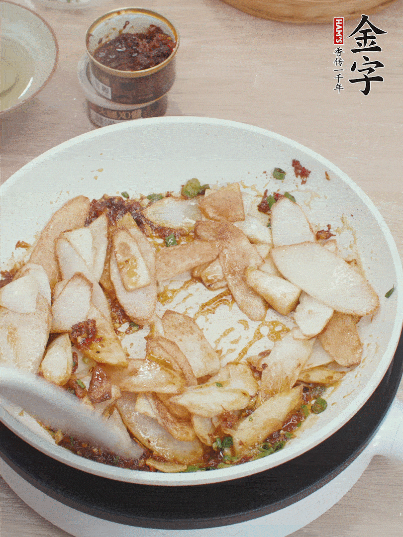 下山藥炒勻，撒蔥花。