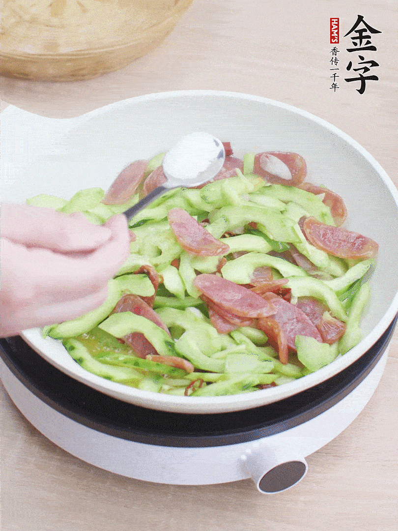 淋點(diǎn)開(kāi)水，半勺白糖、1勺生抽調(diào)味。
