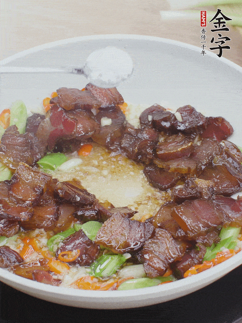 下醬油肉，一點生抽、白糖調(diào)味。