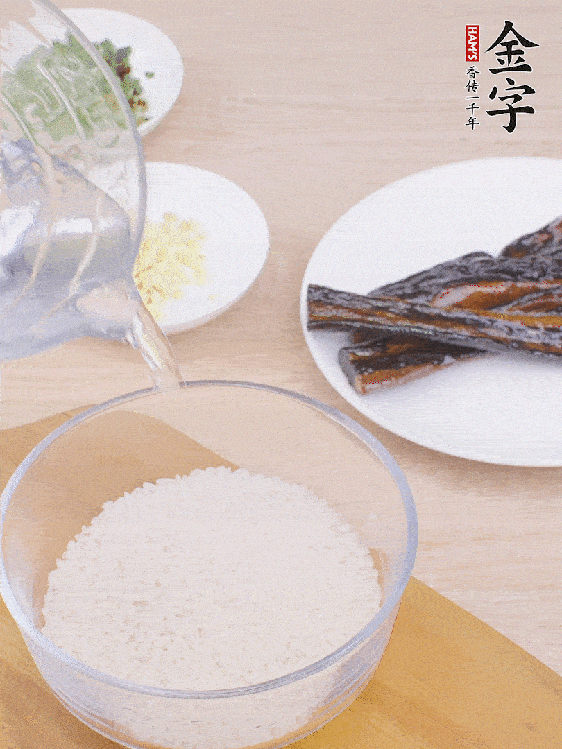 大米提前用清水浸泡1小時。