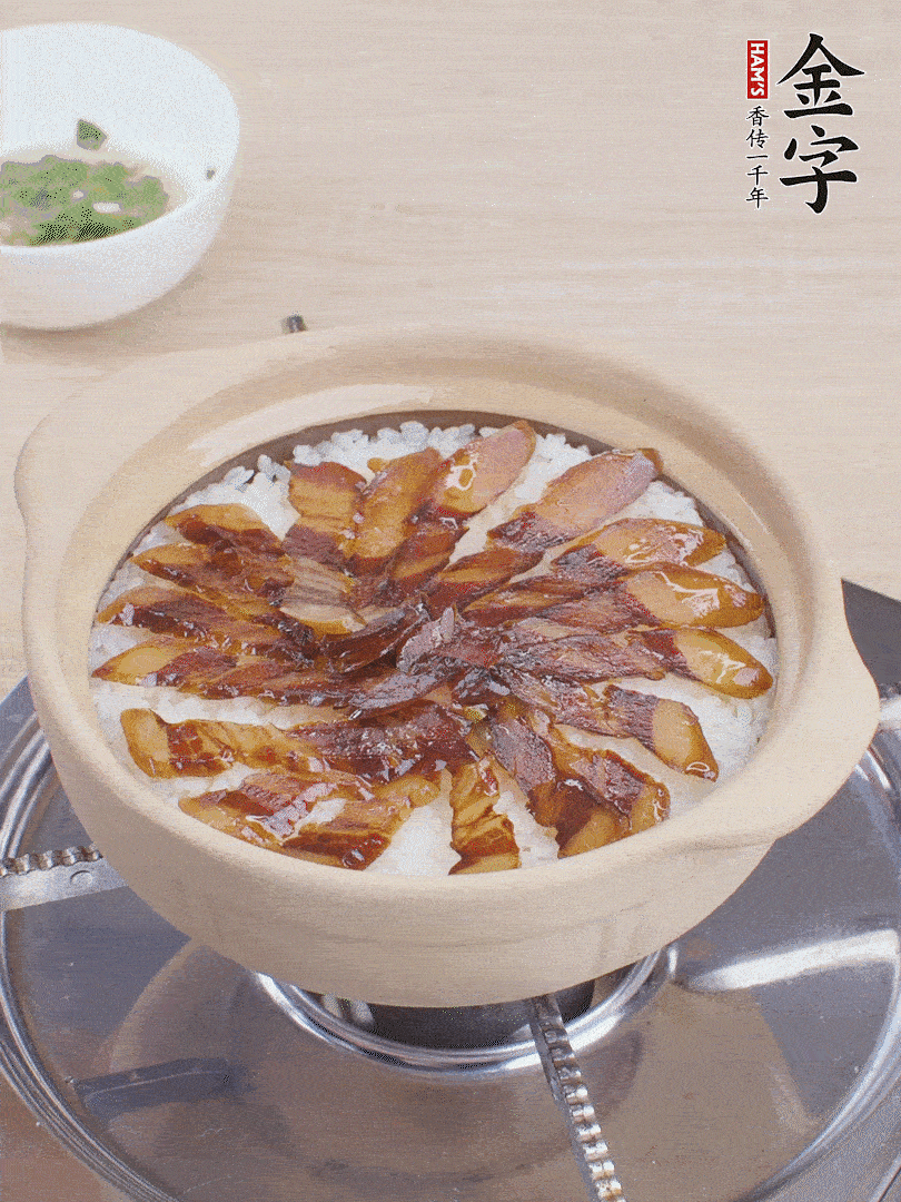 快收水時，鋪醬油肉，鍋邊淋點油，轉動砂鍋，燜煮2分鐘。